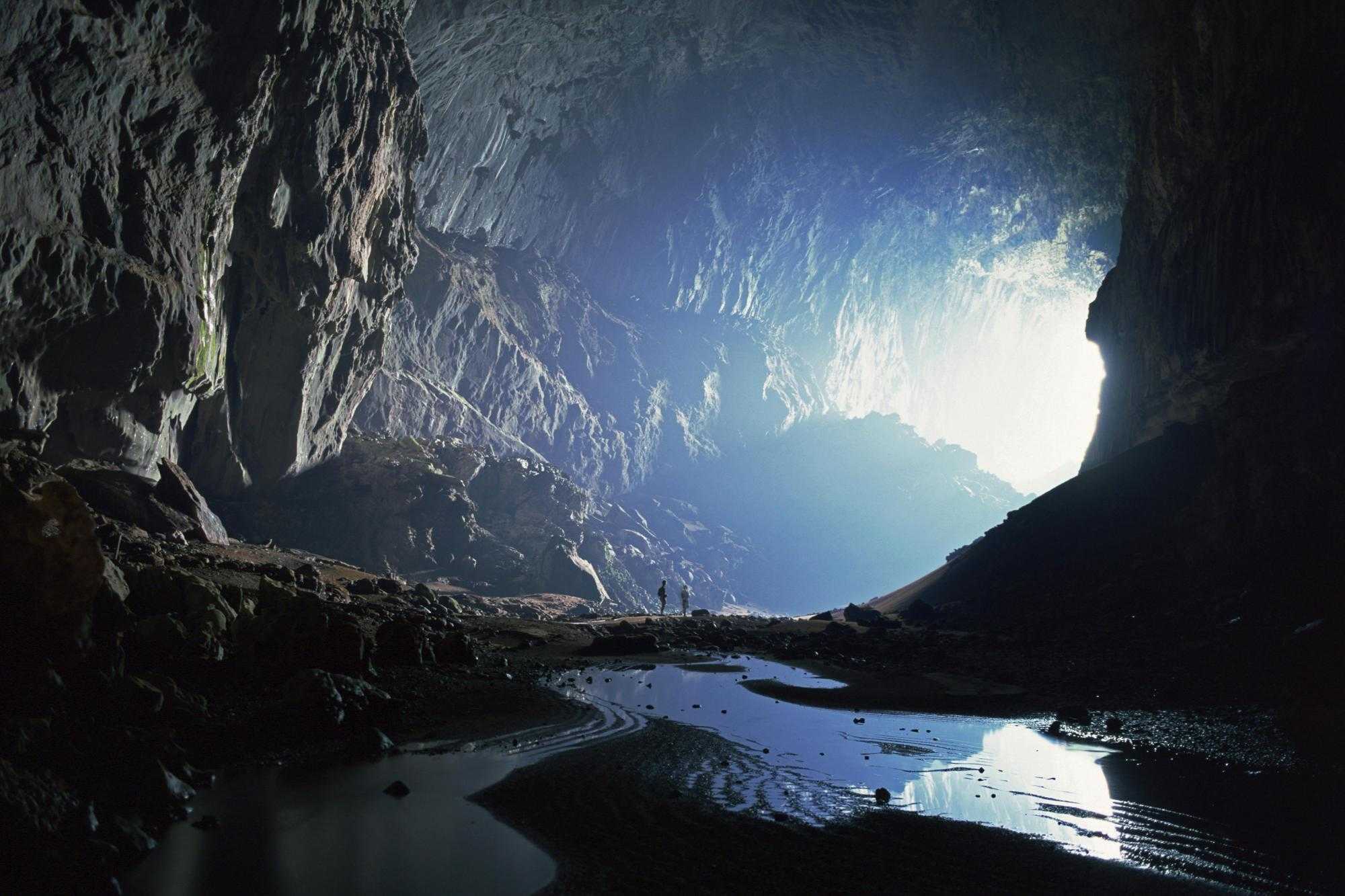 Cavern. Пещера. Пещера в горах. Пещера фон. Пещера в скале.